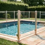 Barrière de sécurité piscine en verre trempé avec poteaux inox respectant les normes de hauteur réglementaire 2024