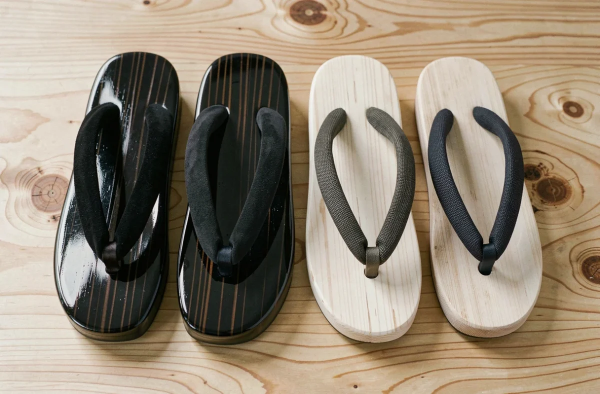 Comparaison entre sandales geta artisanales authentiques et imitations de mauvaise qualité sur bois de hinoki