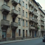 Façade d'immeuble résidentiel européen montrant les étages les plus vulnérables aux cambriolages avec fenêtres du rez-de-chaussée et premier étage visiblement fragilisées